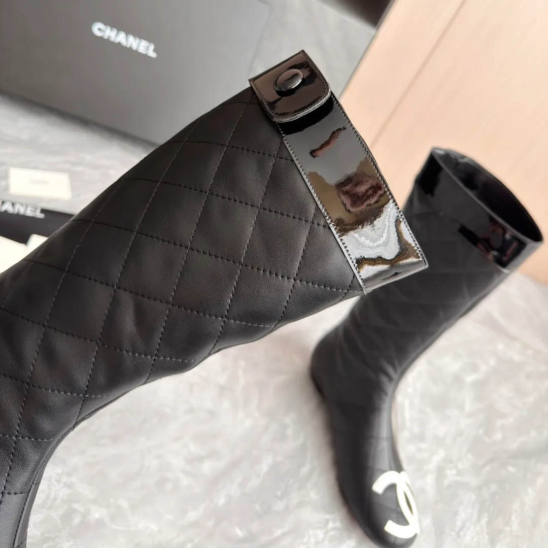 👟👟Ex-factory price 1040👟👟 High version of Chanel CHANEL, 🌞🌞🌞The latest boots from Xiaoxiang 2025 autumn and winter counter, a must-have item for this autumn and winter! ! Ms. Chanel loves simple yet irresistible combinations to show her unique style. Mix and match freely to shine⚡Follow Grandma’s fashion steps! ! ! The top-notch craftsmanship and texture are perfectly presented. No matter any details, you can compare them with the counters. The best quality products can be entered and exited from the counters at will! ! ❶Material: imported cowhide ❷Inner lining: sheepskin lining ❸Feet: sheepskin lining ❹Outsole: original molded sole ❺Heel height: 2 cm ❻Boot shaft height: 13 inches ❼Number: 35-40 (40 and 41 are customized and cannot be returned)